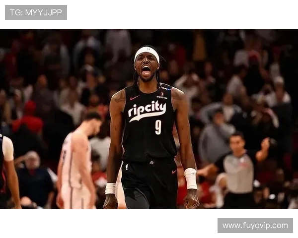 开拓者快攻如疾风格兰特强势突破篮下完成精彩暴扣